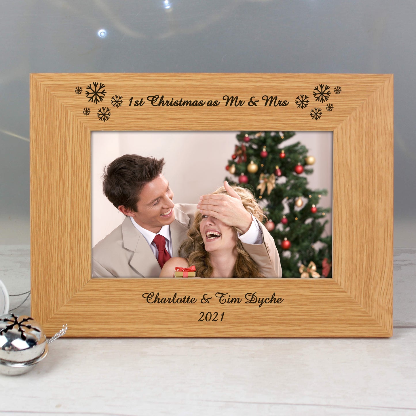 Personalised Oak Finish 6x4 Snowflake Photo Frame - Personalise It!